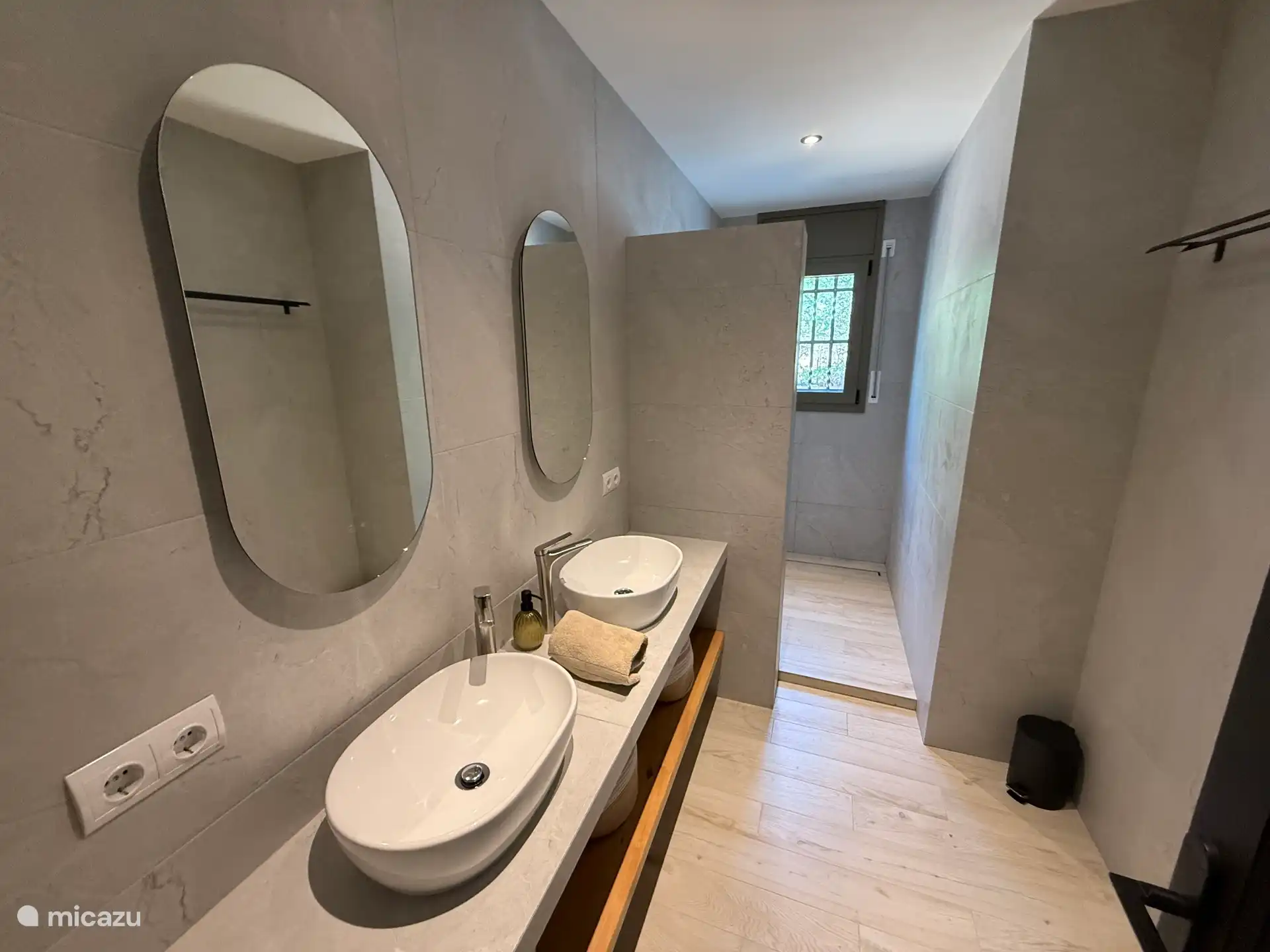 baño, baño grande, arriba hay otro baño más pequeño. 