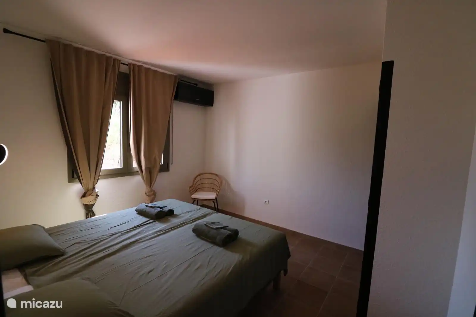 Dormitorio: dos camas individuales (90x200). Arriba hay una cama para dos personas de 180x200