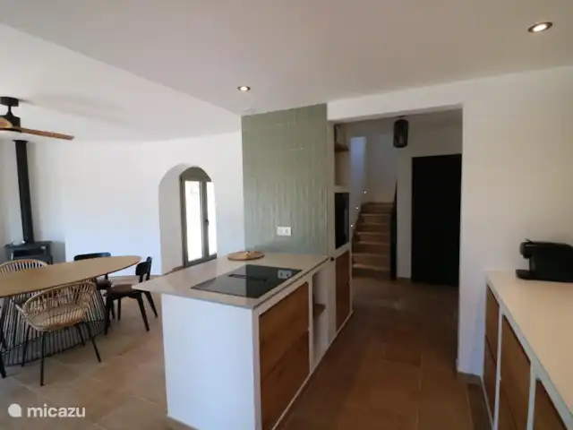 NOUVEAU : Villamor avec piscine privée | Espagne, Costa Dorada, L'Ampolla - villa Salon avec cuisine ouverte et cheminée