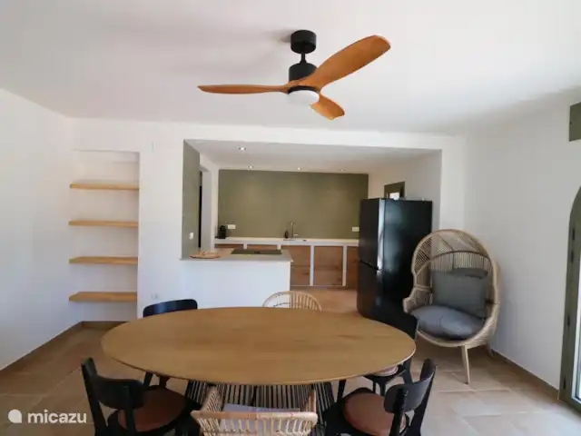 NOUVEAU : Villamor avec piscine privée | Espagne, Costa Dorada, L'Ampolla - villa Table à manger avec bar et réfrigérateur américain dans la cuisine