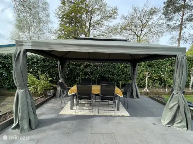 Villa forestière sur la Veluwe (Beekbergen) | Pays-Bas, Gueldre, Beekbergen - maison de vacances Un pavillon de jardin spacieux pour s’asseoir à l’ombre même par beau temps.