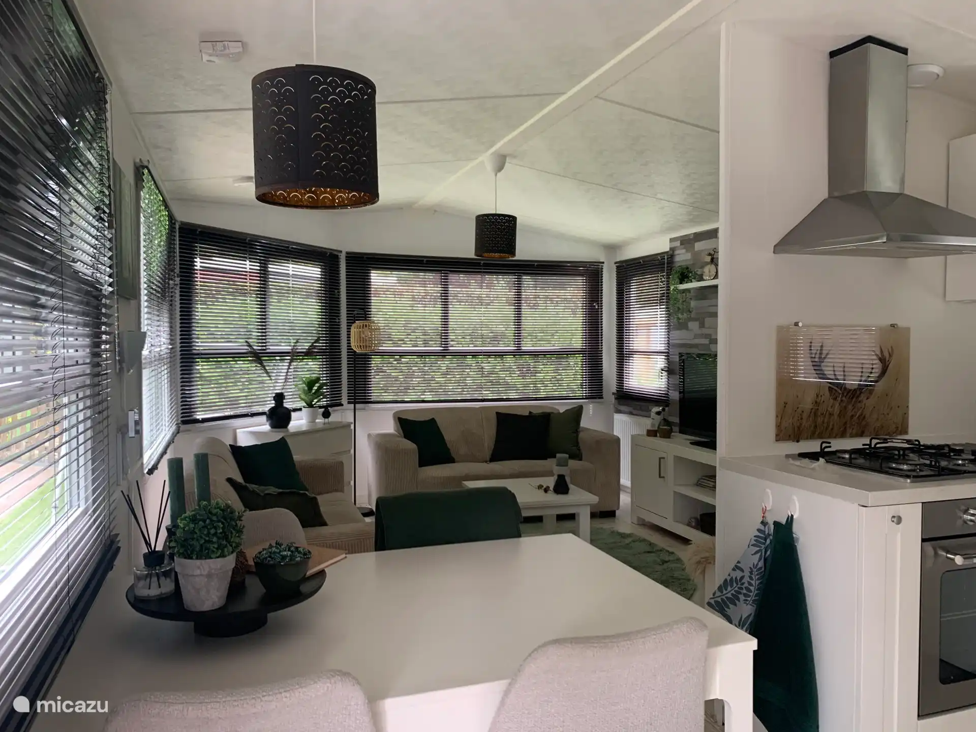 Spacious dining area with modern U-shaped kitchen with all mod cons. Extra: Dolce Gusto coffee machine and airfryer.