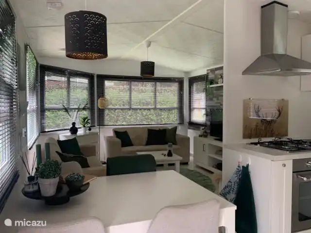 Villa forestière sur la Veluwe (Beekbergen) | Pays-Bas, Gueldre, Beekbergen - maison de vacances Salle à manger spacieuse avec cuisine moderne en forme de U avec tout le confort moderne. Extra : machine à café Dolce Gusto et airfryer.