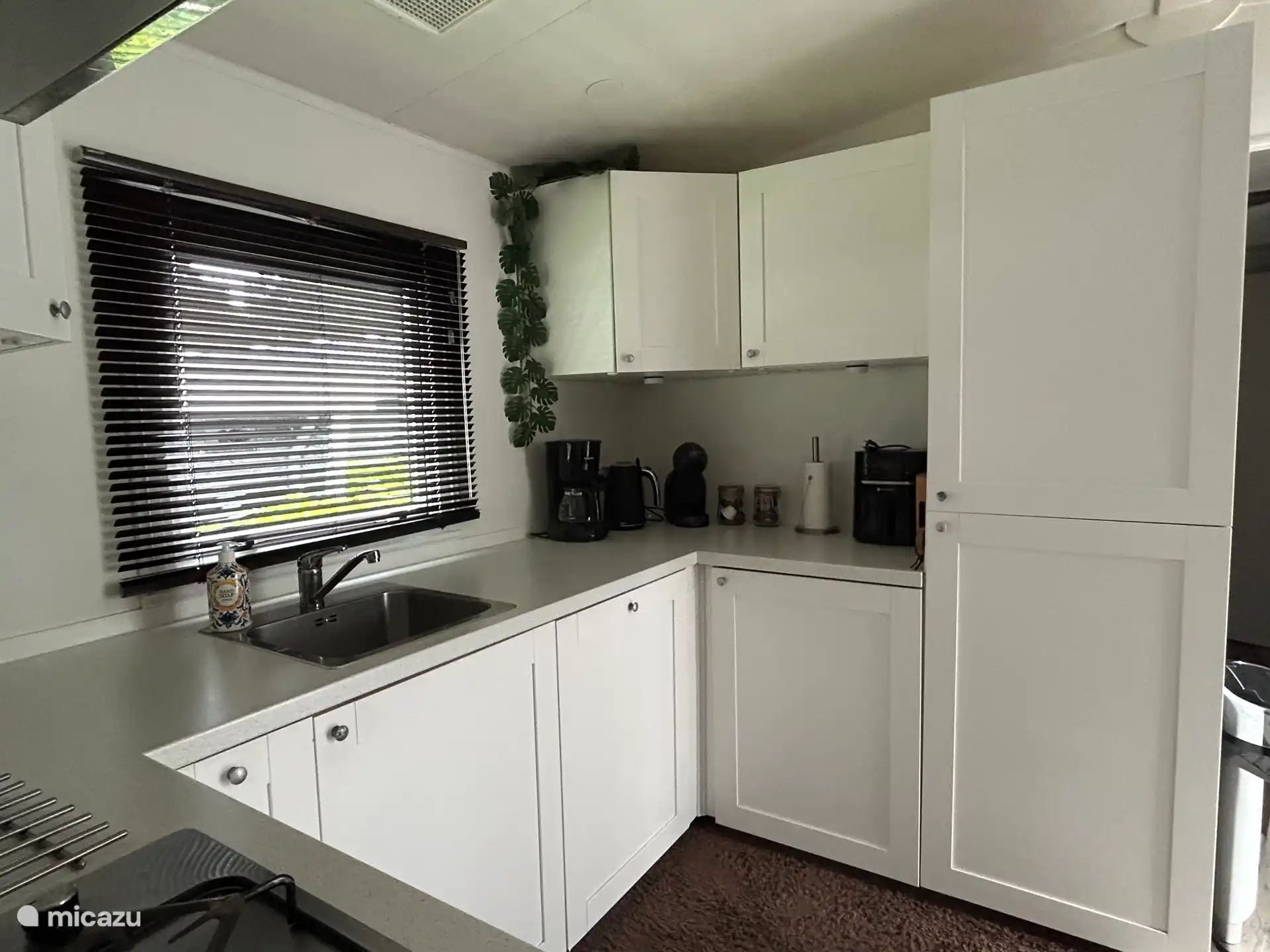 A modern U-shaped kitchen with all mod cons. Extra: Dolce Gusto coffee machine and airfryer.