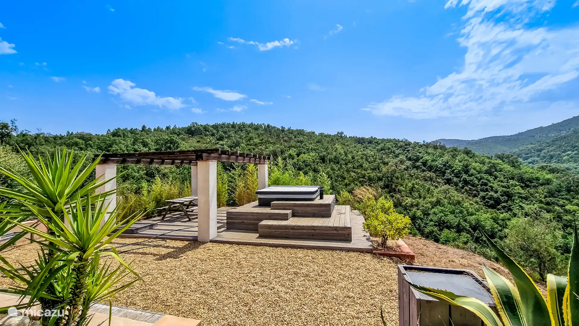Whirlpool mit herrlichem Blick auf die Berge