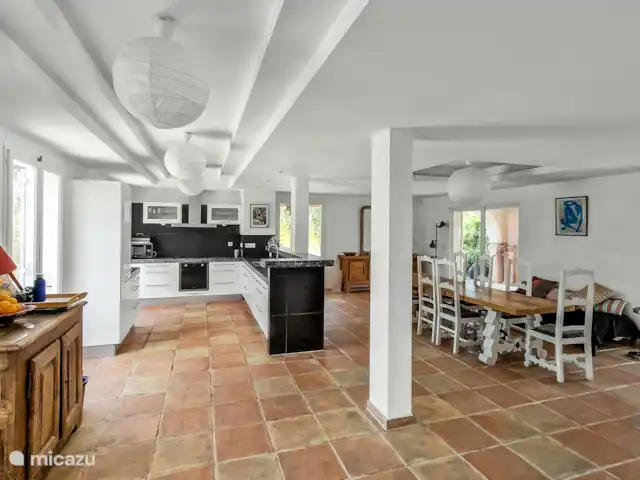 Villa la Lanterne | France, Côte d'Azur, Le Plan-de-la-Tour - villa Cuisine ouverte avec coin repas et portes coulissantes donnant sur la terrasse couverte