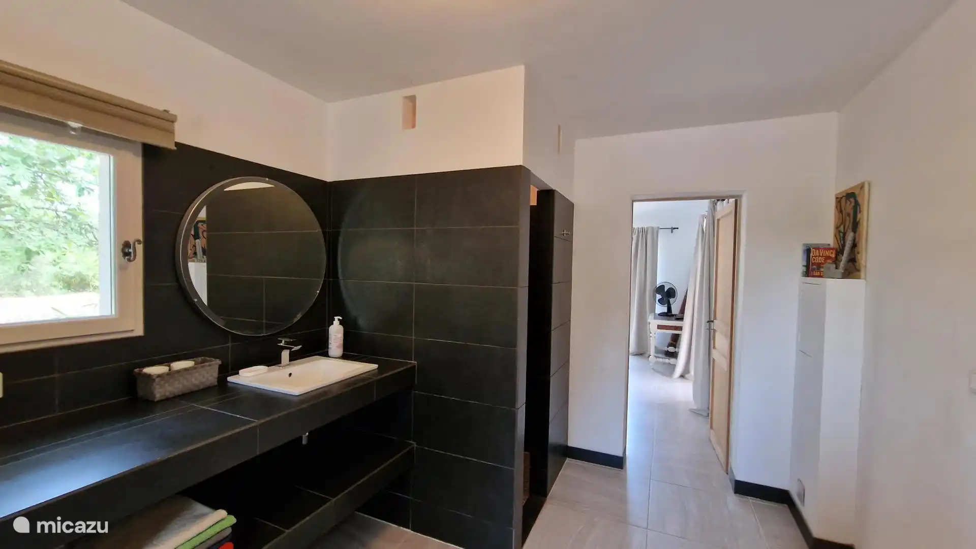 Badezimmer im Poolhaus mit Dusche, Waschbecken und WC