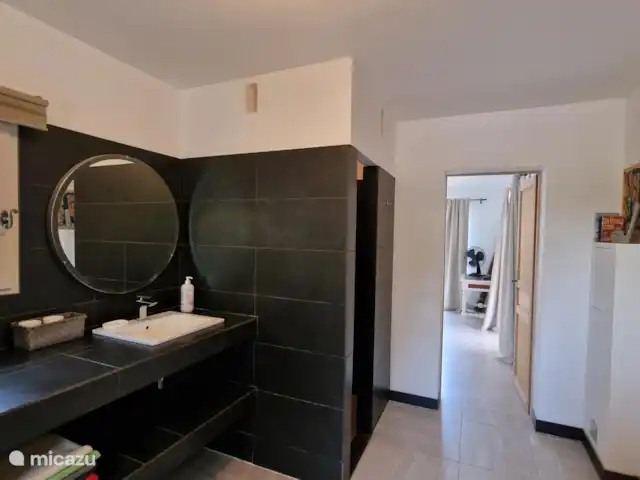 Villa la Lanterne | France, Côte d'Azur, Le Plan-de-la-Tour - villa Salle de bain dans pool house avec douche, lavabo et WC