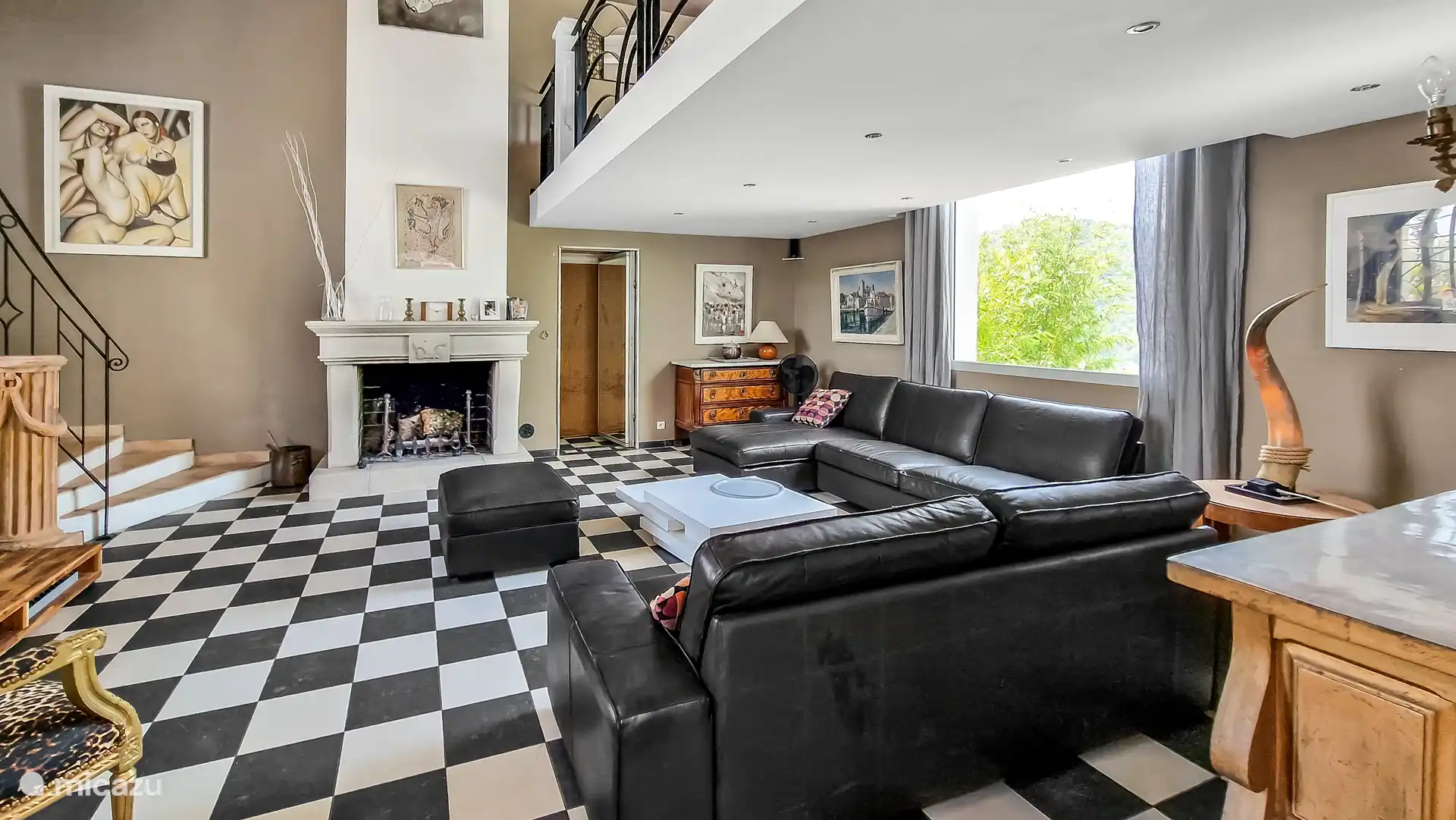 Wohnzimmer mit Sitzecke und TV und Kamin