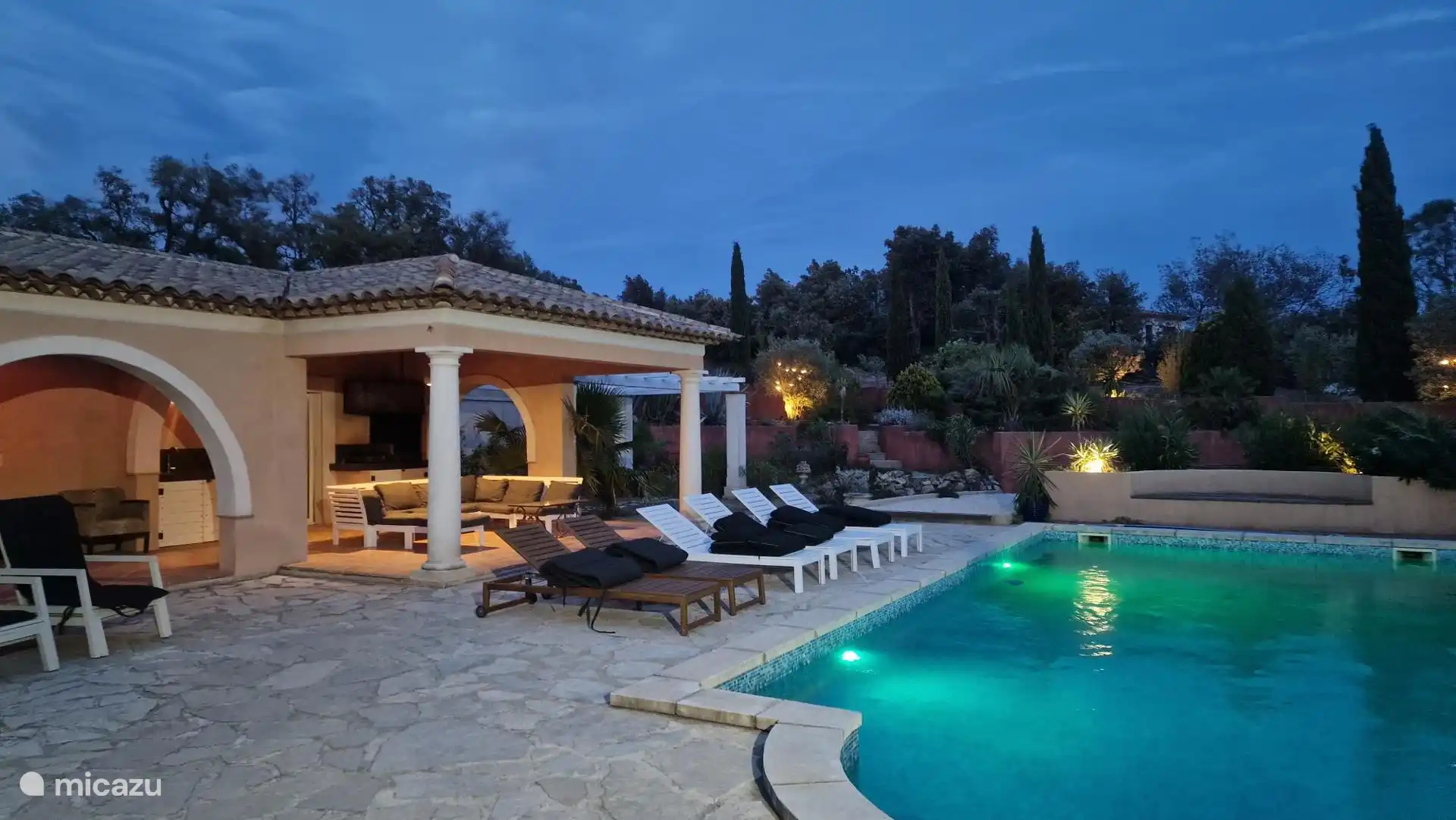 Abendstimmung, Foto, Pool und Poolhaus