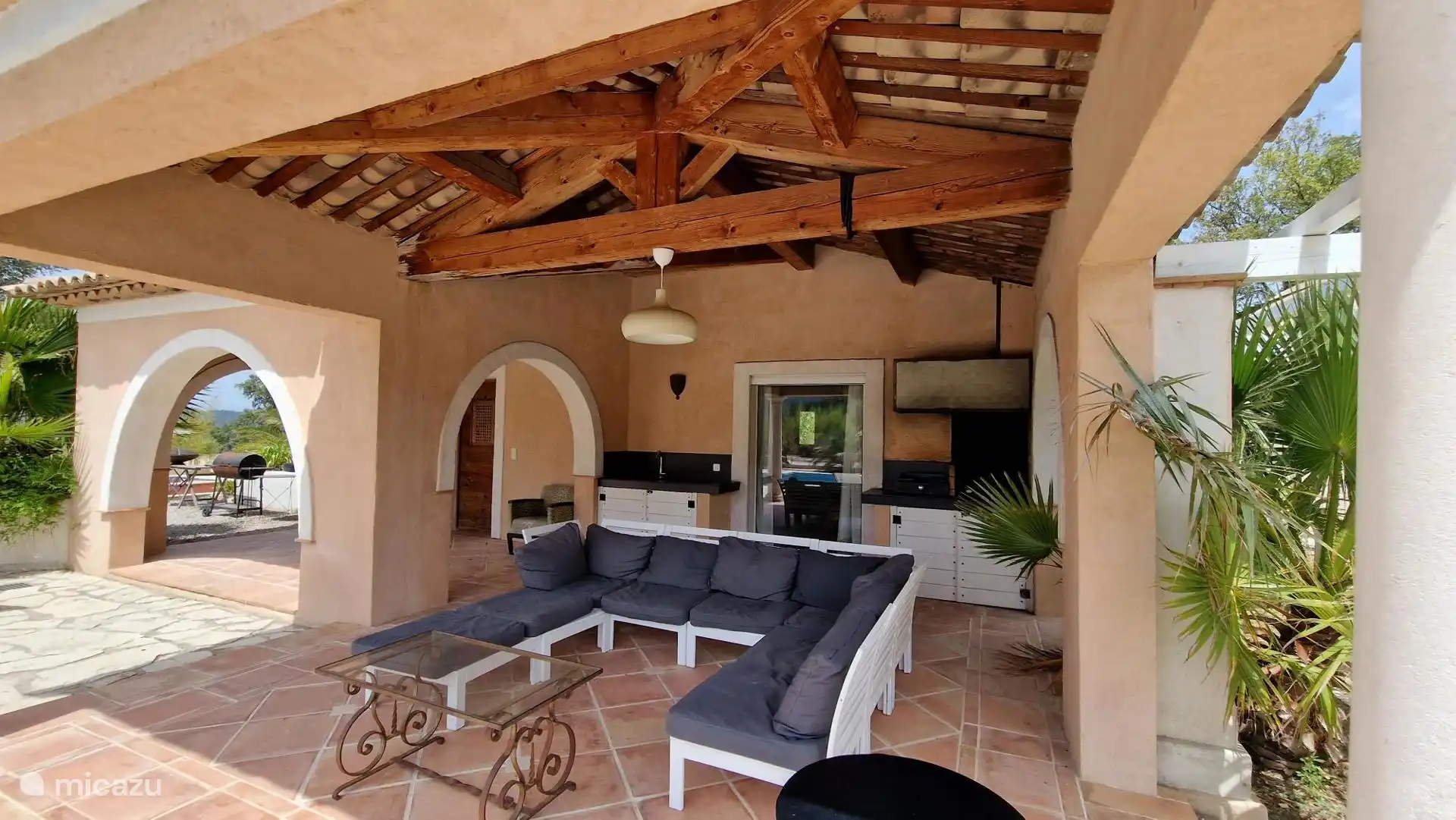 Poolhaus mit Lounge-Sofa und Außenküche