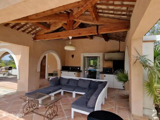 Villa la Lanterne | France, Côte d'Azur, Le Plan-de-la-Tour - villa Pool house avec canapé lounge et cuisine extérieure
