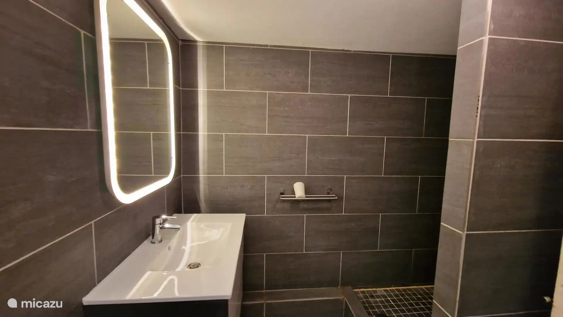 Zweites Badezimmer mit Dusche, Waschbecken und WC