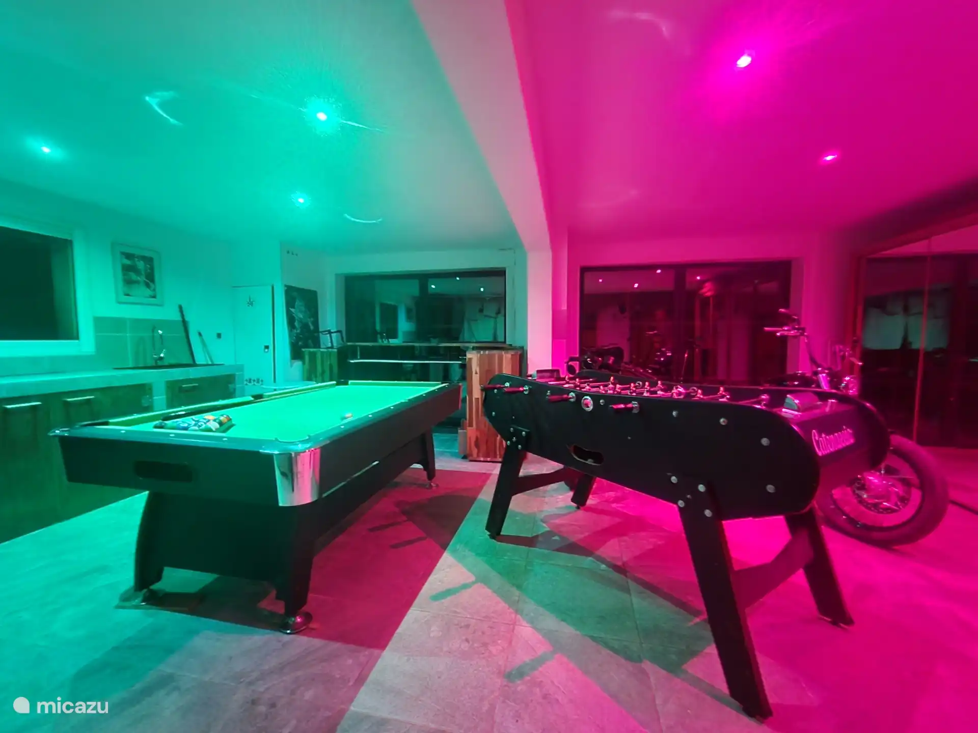 Garage mit Billardtisch, Tischfußball und Küche, Waschmaschine