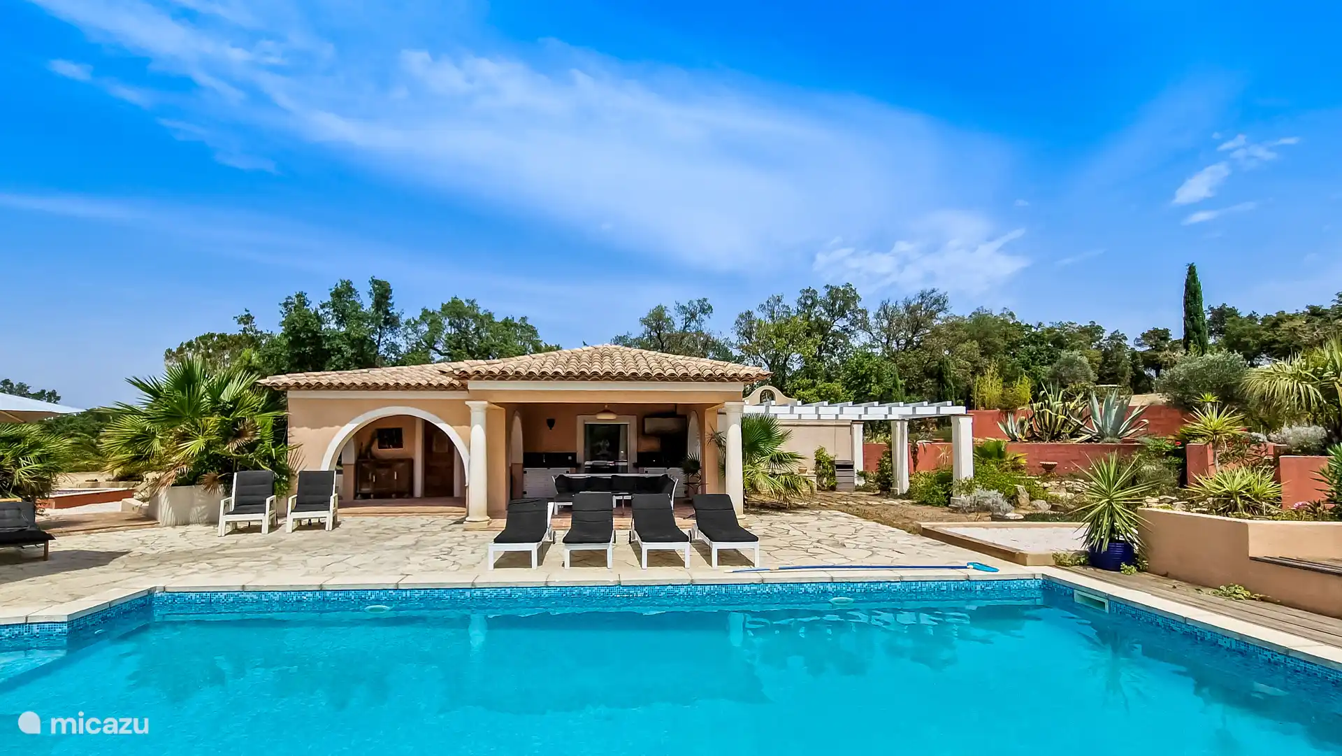 Poolhaus mit Außenküche, 2 Schlafzimmern und Bad, WC