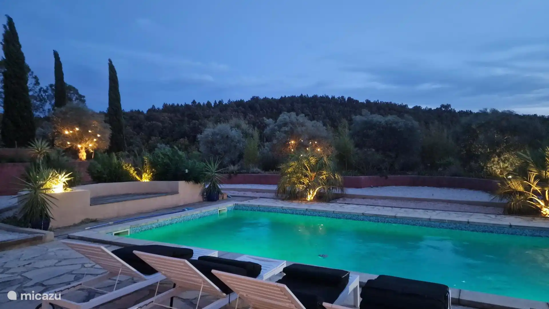 Abendfoto mit Beleuchtung Garten und Pool