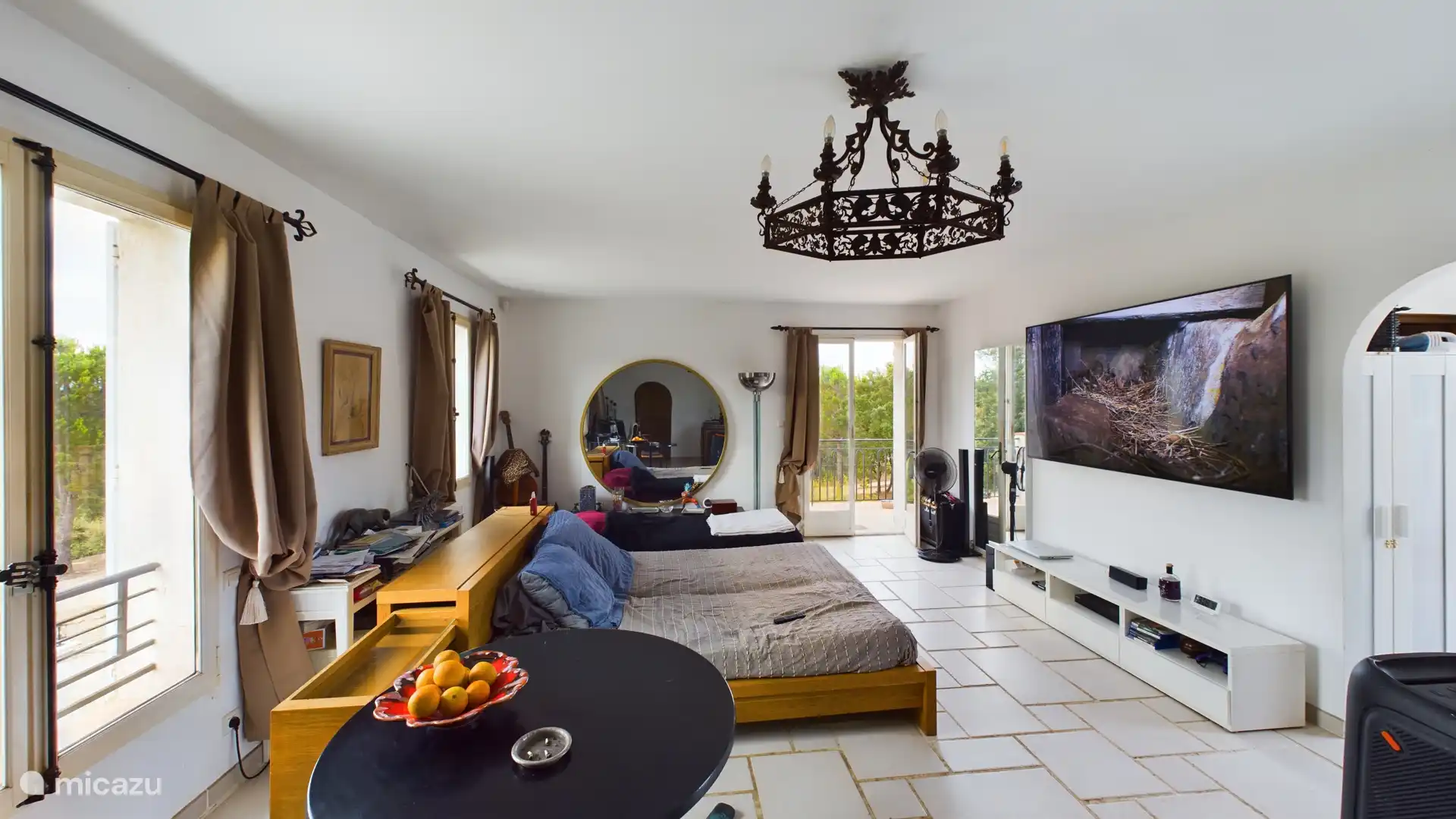 Hauptschlafzimmer mit TV, Ankleidezimmer, Schreibtisch, Balkon und Badezimmer mit Whirlpool-Badewanne, WC