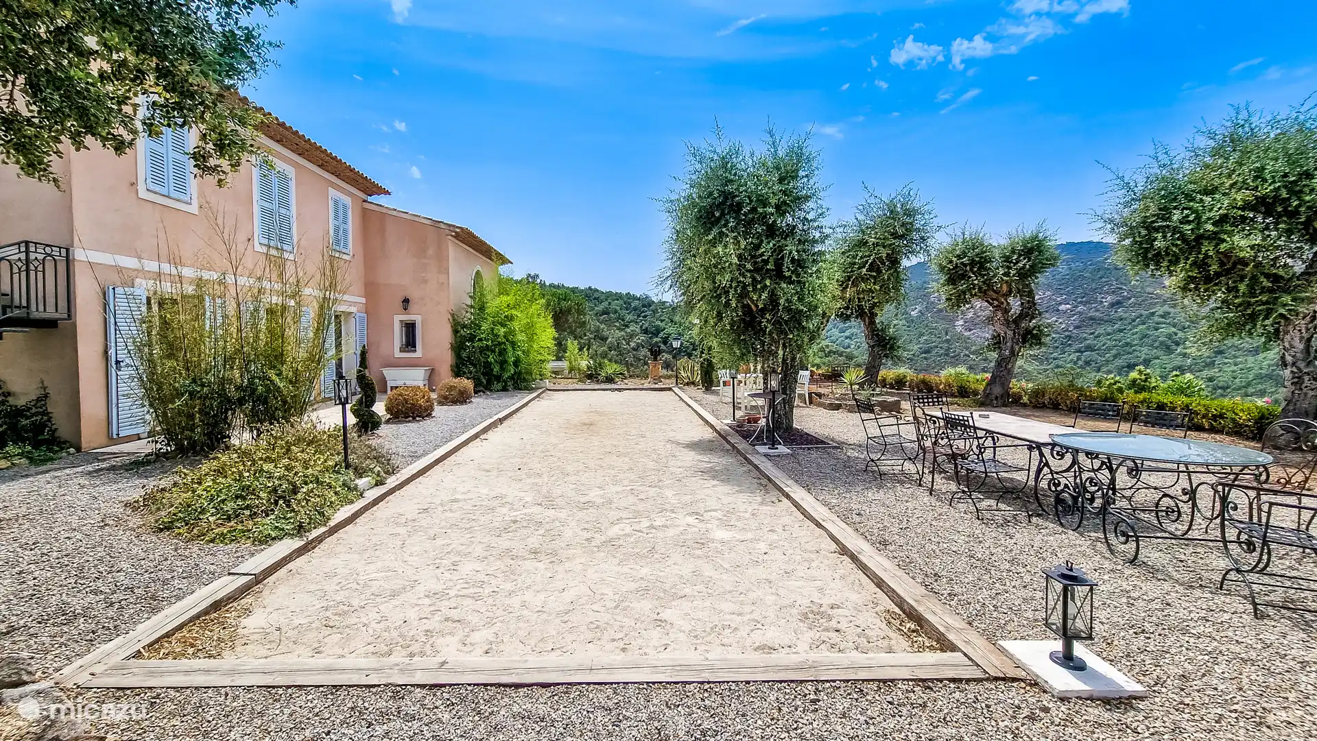 Bowlingbahn auf der Rückseite des Hauses