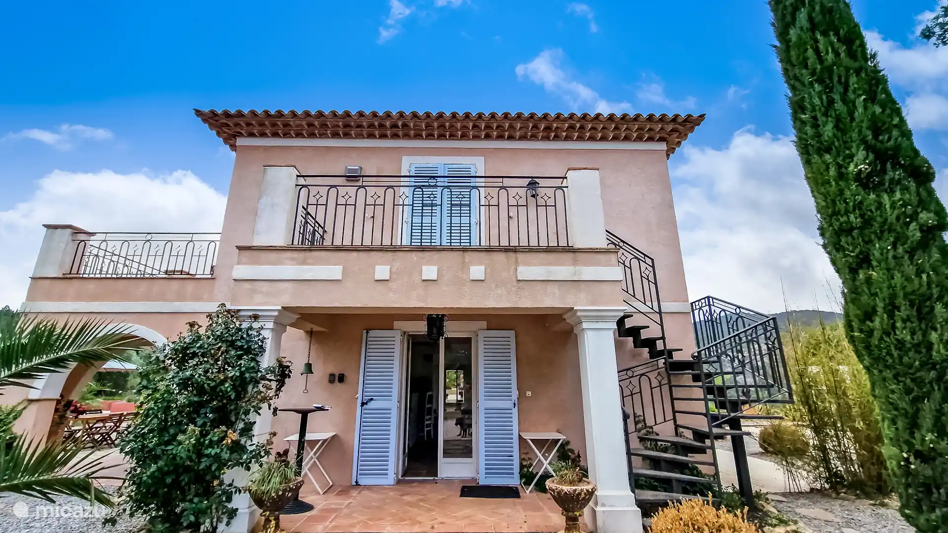 Eingang Erdgeschoss und Eingang über Eisentreppe zum Hauptschlafzimmer mit Balkon