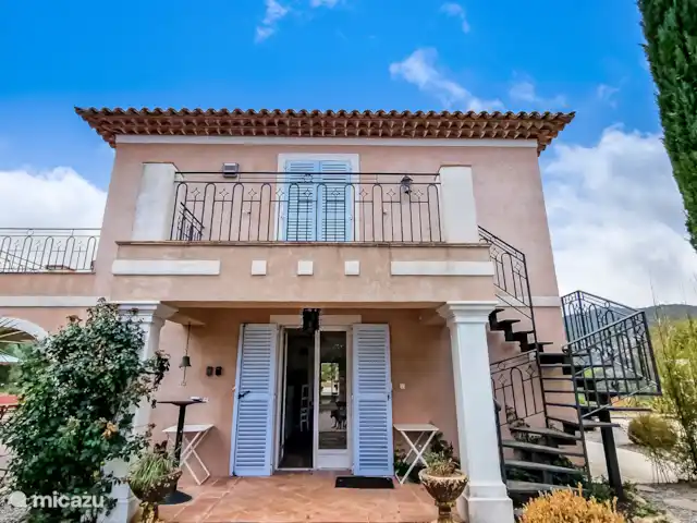 Villa la Lanterne | France, Côte d'Azur, Le Plan-de-la-Tour - villa Entrée au rez-de-chaussée et entrée par un escalier en fer vers la chambre principale avec balcon