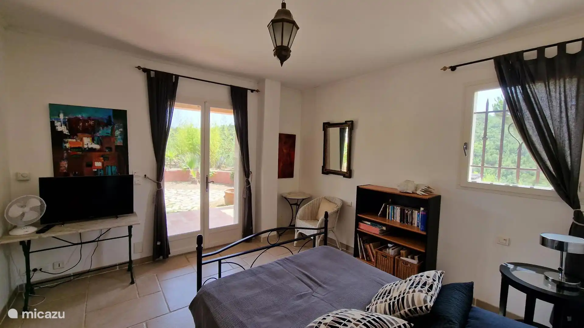 Schlafzimmer mit Terrassentüren