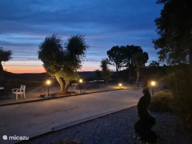 Villa la Lanterne | France, Côte d'Azur, Le Plan-de-la-Tour - villa Bowling le soir avec places assises, éclairage de jardin et soleil couchant