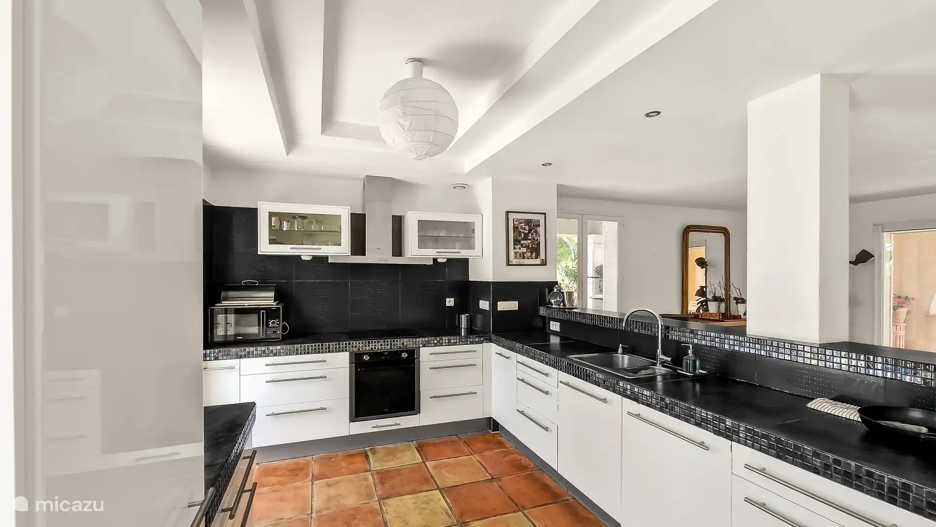 Große voll ausgestattete Küche