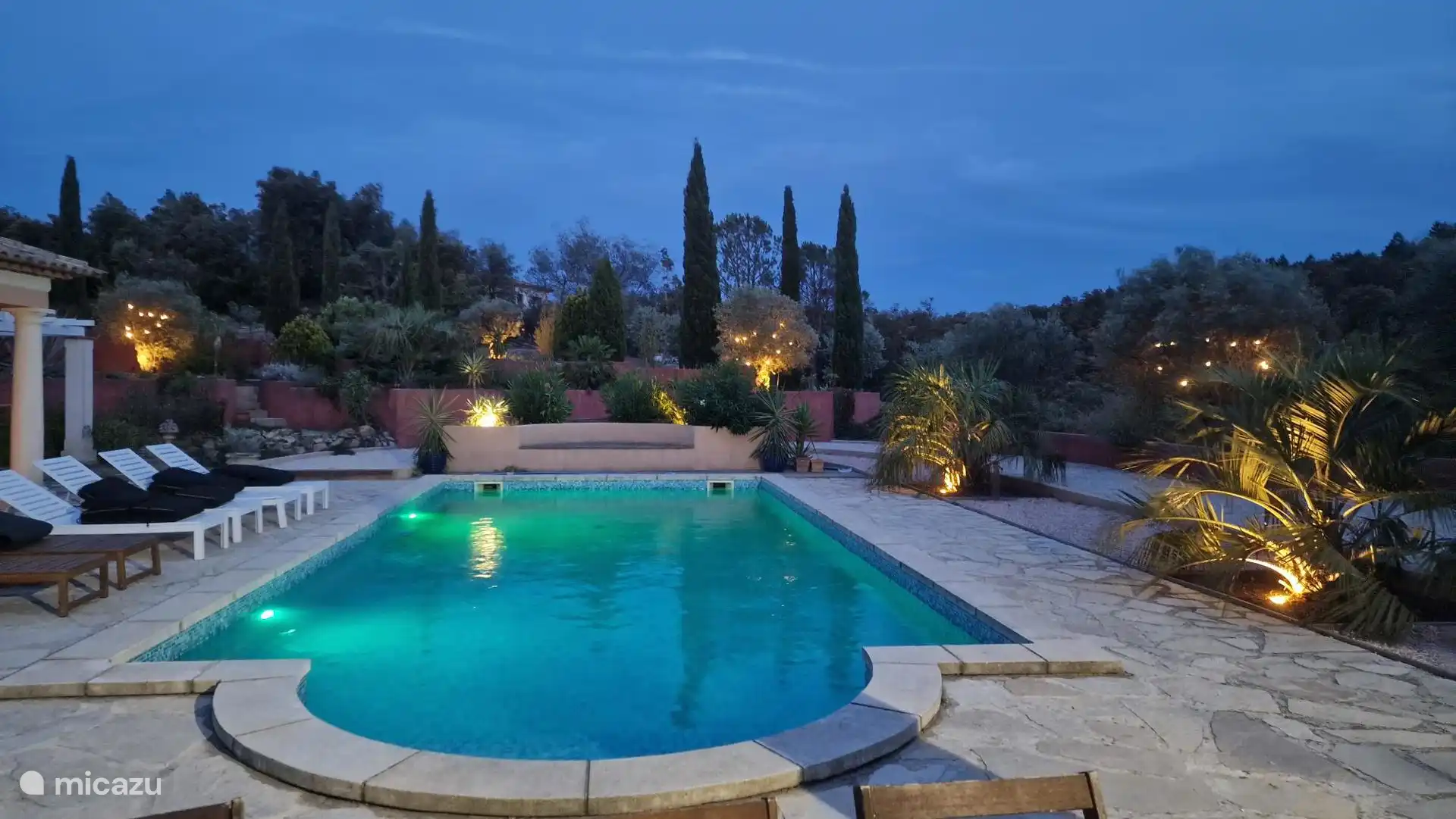 Abends stimmungsvolles Foto-Schwimmbad 