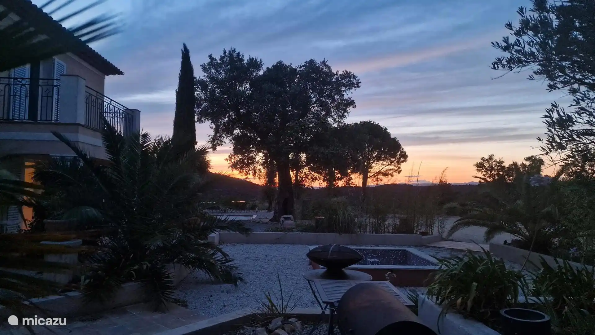 Foto der untergehenden Sonne mit Springbrunnen