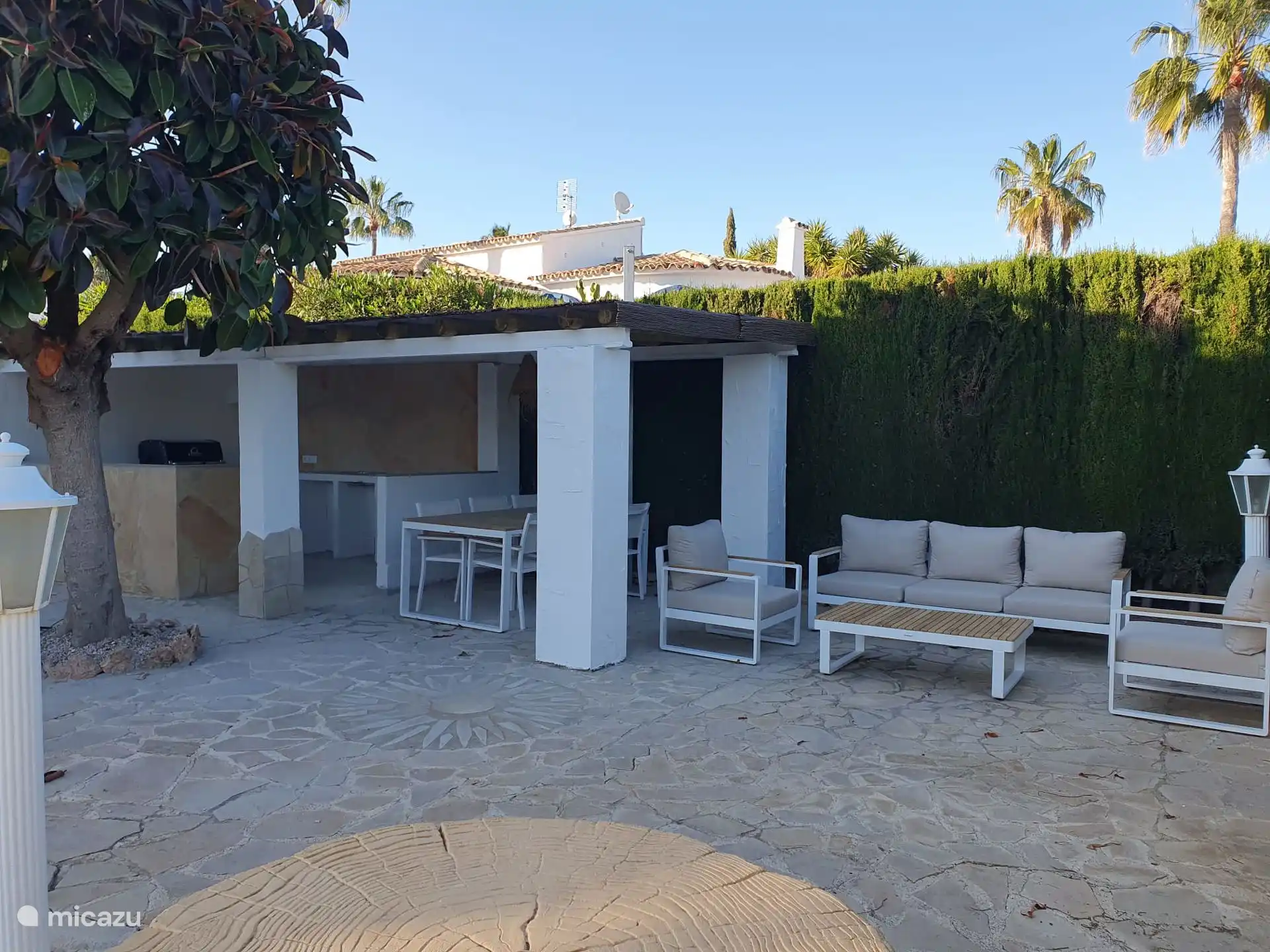 Außenküche mit Gasgrill und Kühlung