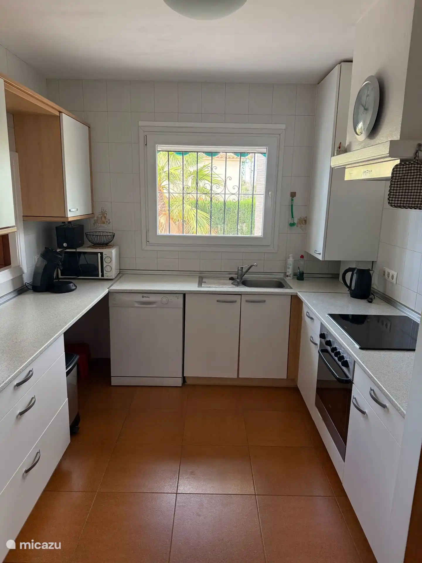 Praktische Küche, komplett mit allen notwendigen Kochutensilien.