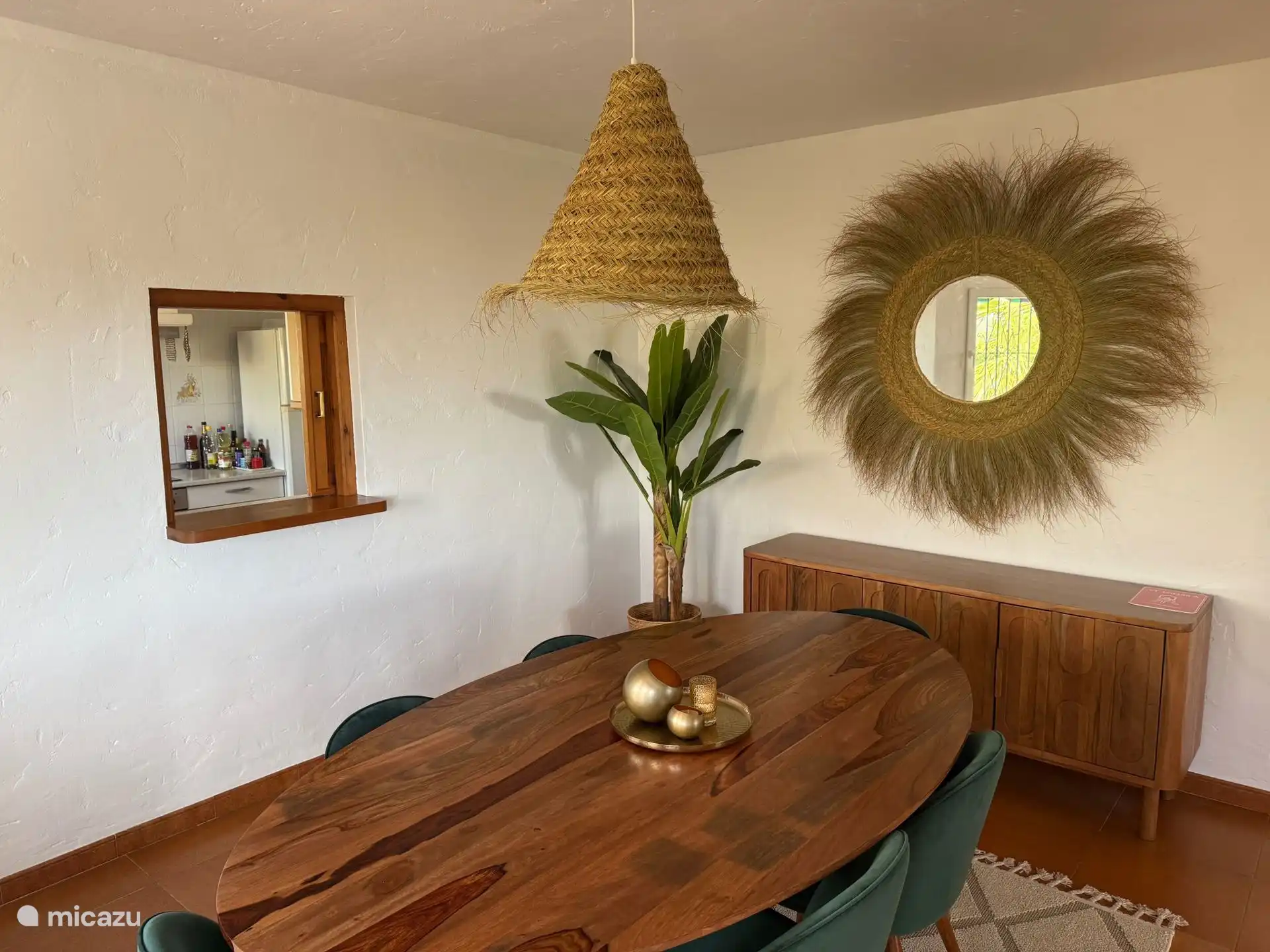 Unser Esszimmer: komfortabel, attraktiv und mit einer praktischen Durchreiche zur Küche für optimalen Komfort.