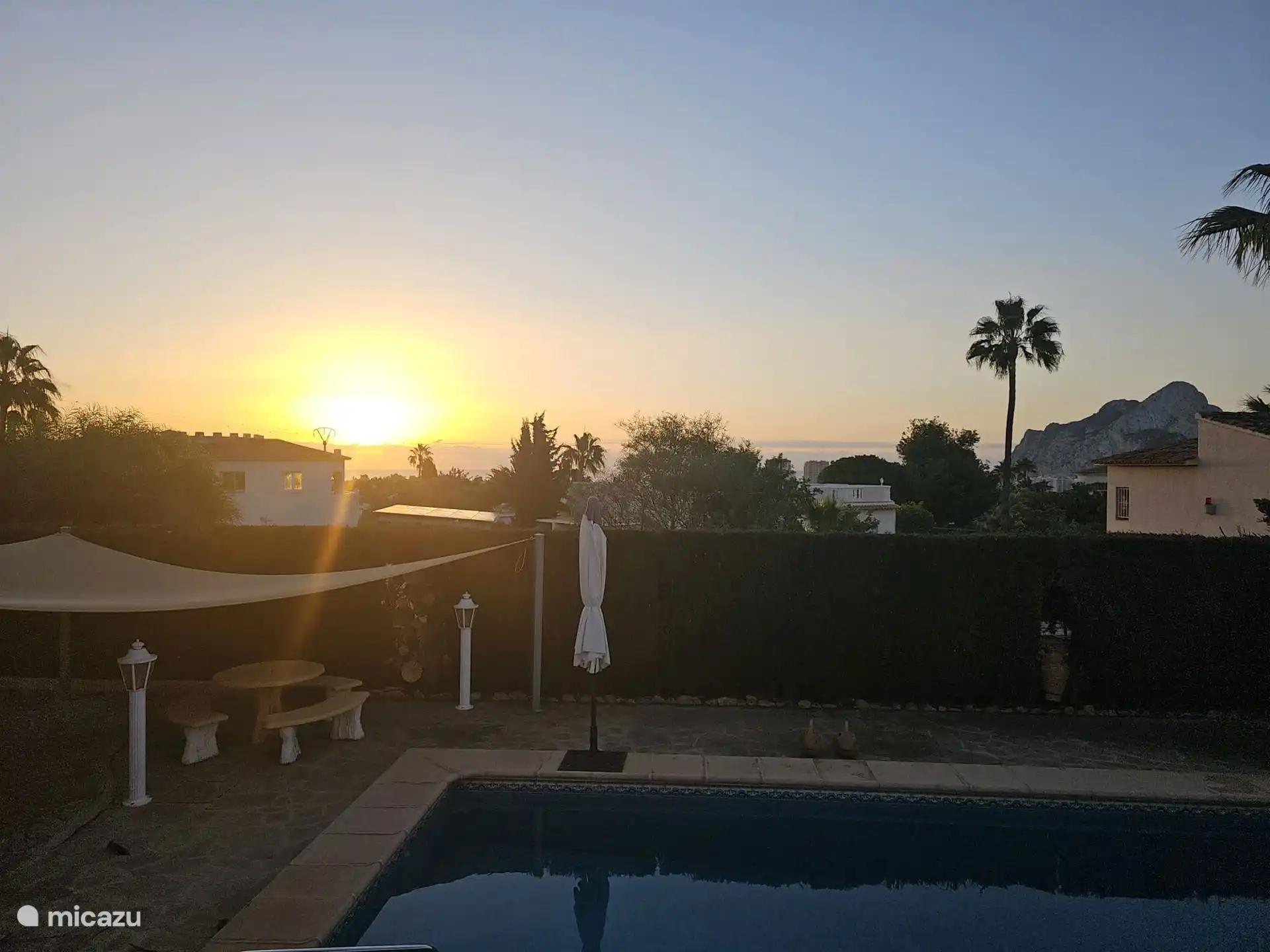 Genießen Sie die warme Wintermorgensonne auf der Terrasse