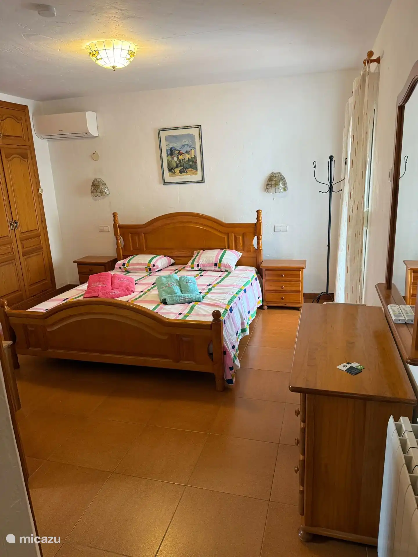 Das Hauptschlafzimmer bietet Ihnen die Ruhe, die Sie suchen, mit dem zusätzlichen Komfort eines sofort zugänglichen Badezimmers.