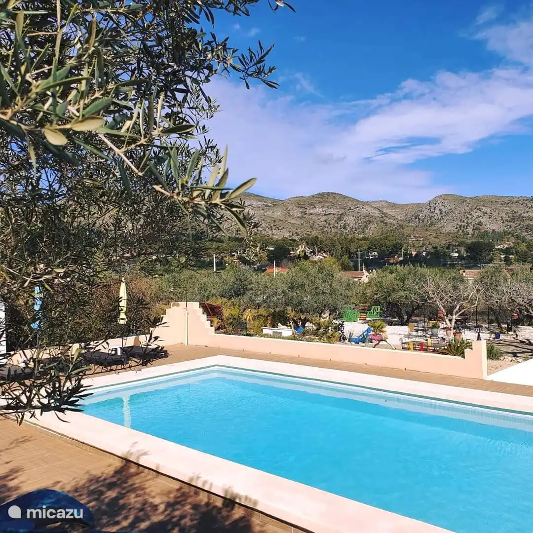 Piscine avec vue sur la montagne