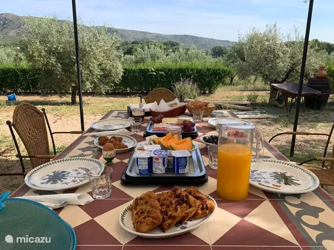Petit-déjeuner dans le jardin