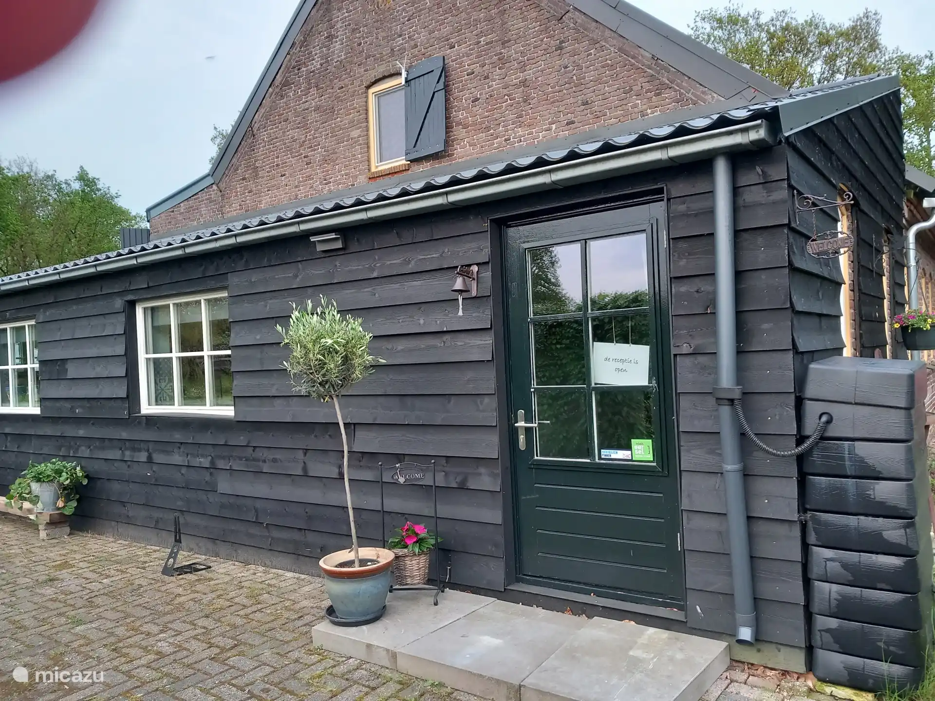 Rezeption für Mini-Camping und Ferienwohnung. Hier finden Sie Wander- und Radwege, Tipps für die Umgebung und Ihre bestellten Sandwiches am Morgen.