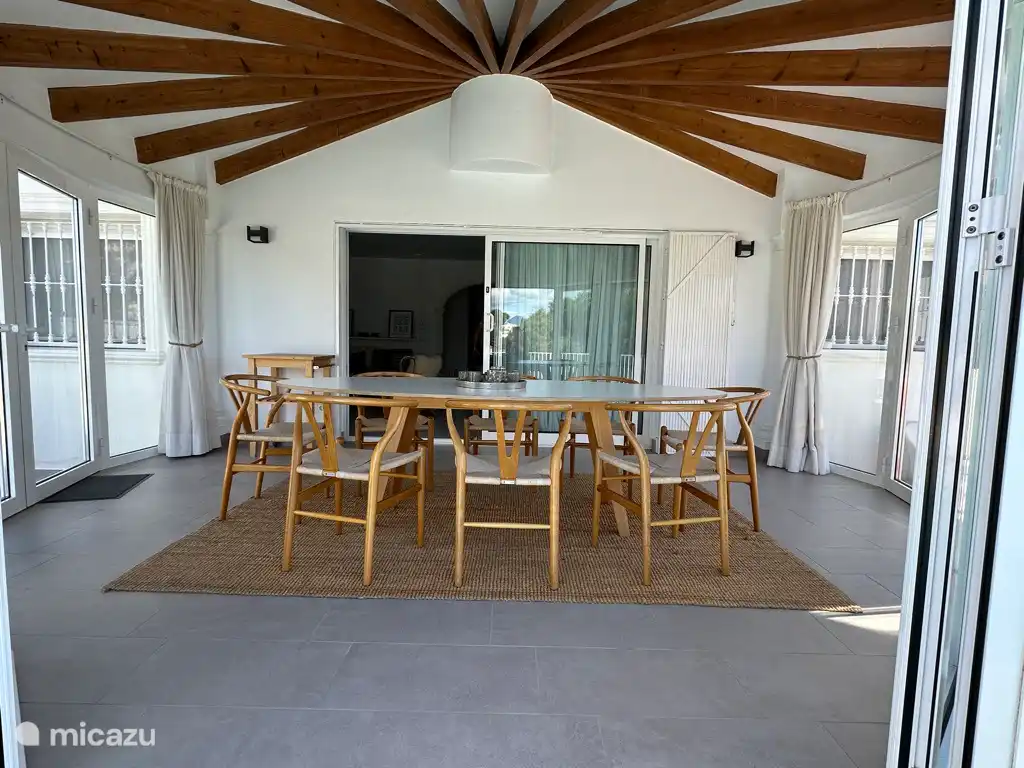 naya with dining table