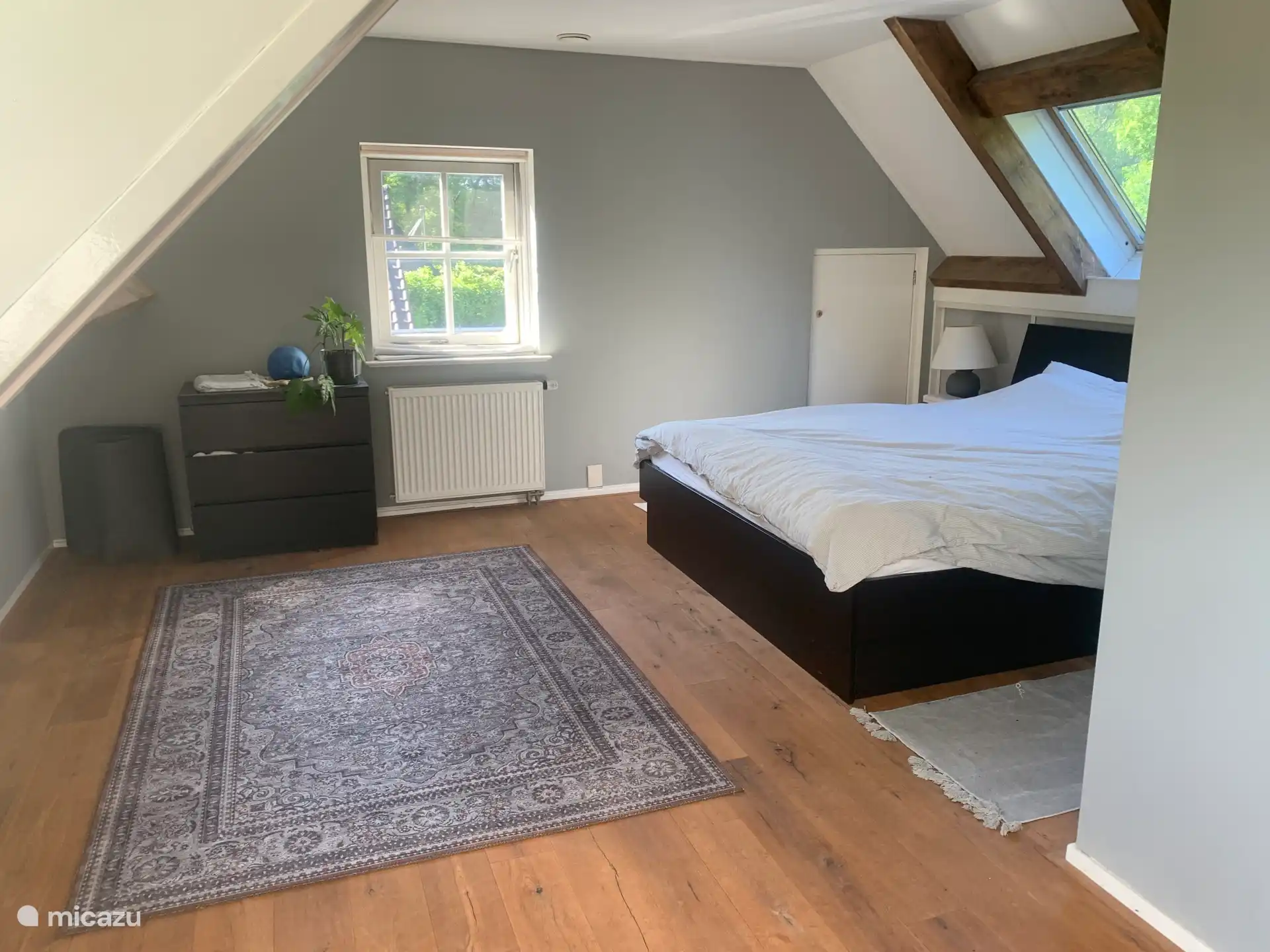 Grote slaapkamer met kingsize bed