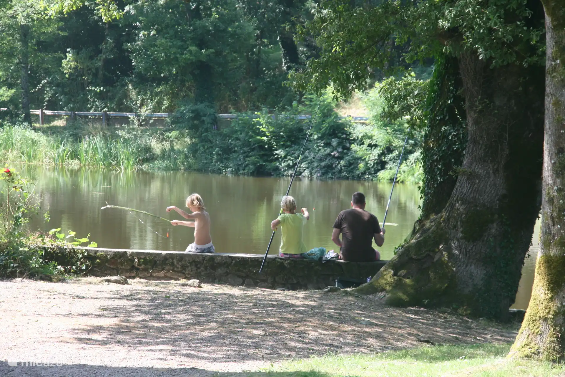Pescando juntos en el estanque del castillo.
