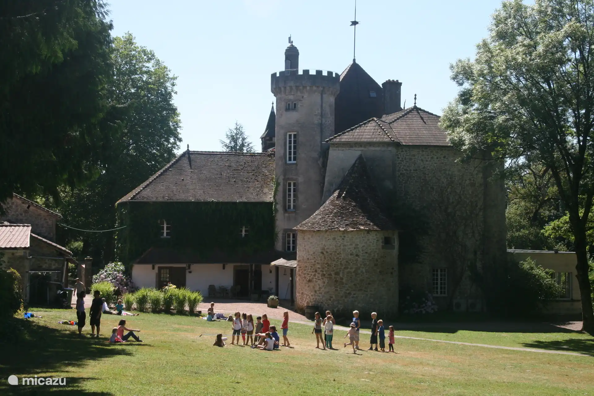 Los ni&#241;os jugando en el castillo.