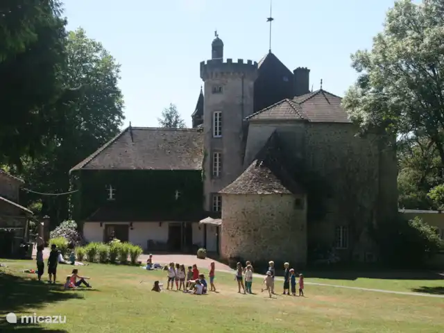 chalet huren in Frankrijk, Dordogne, Champs-Romain – Mooi Chalet B7 Verdoyer in Dordogne De kinderen die spelen bij het kasteel.