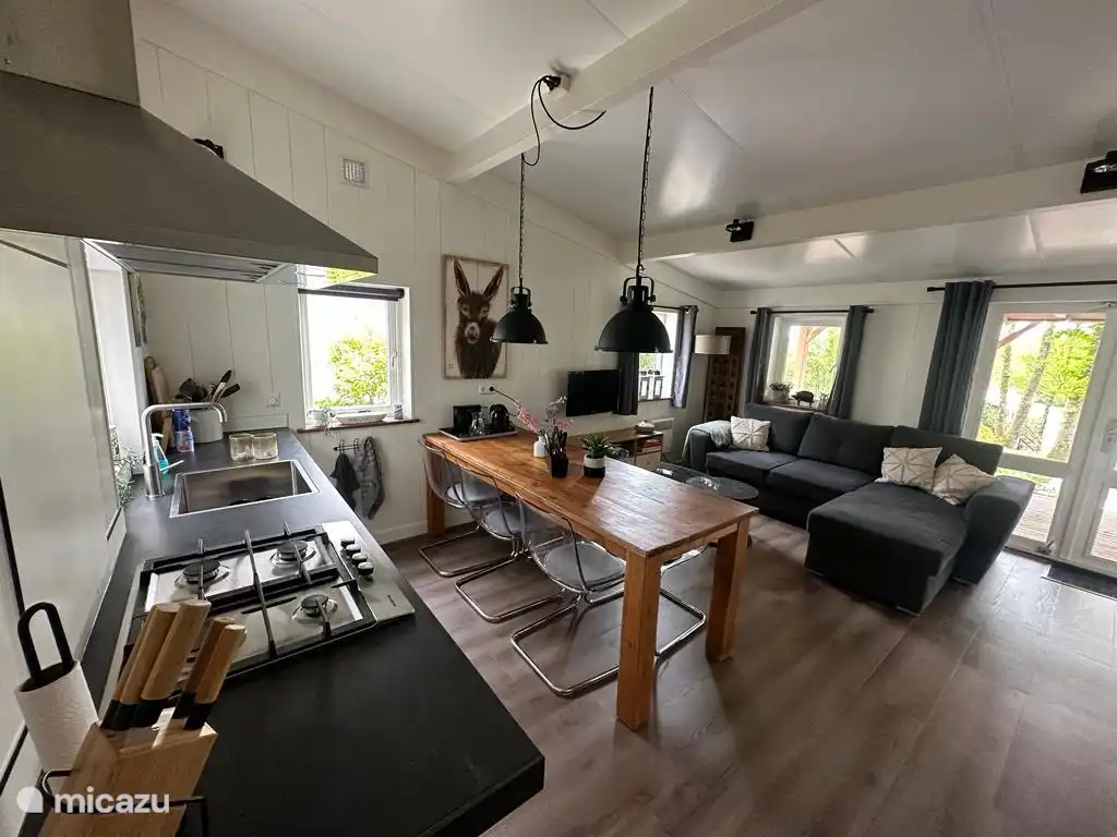 una impresi&#243;n del interior. Una cocina encantadora con todo lo que necesita y suficientes platos, cubiertos, etc. para no tener que lavar cada art&#237;culo usado todo el tiempo. Los platos pueden esperar un rato.