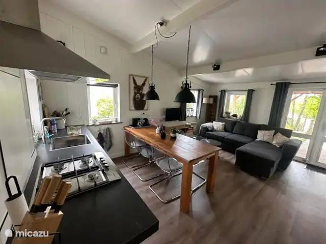 chalet huren in Frankrijk, Dordogne, Champs-Romain – Mooi Chalet B7 Verdoyer in Dordogne een impressie van de binnenkant. Een heerlijke keuken met alles wat je nodig hebt en genoeg borden, bestek enz om niet steeds elk gebruikt item te moeten afwassen. De afwas kan best even wachten.