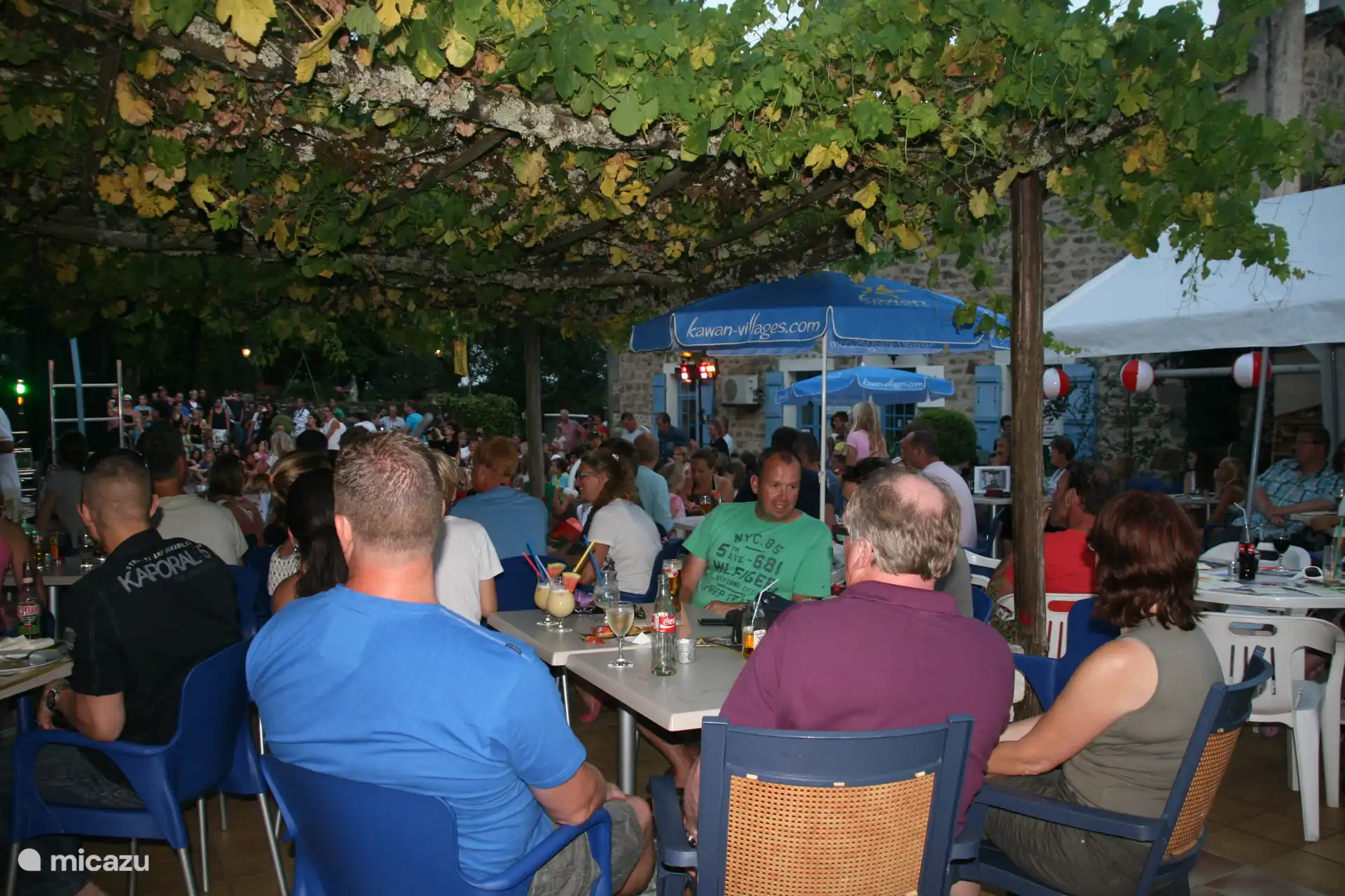 Una agradable velada en la terraza.