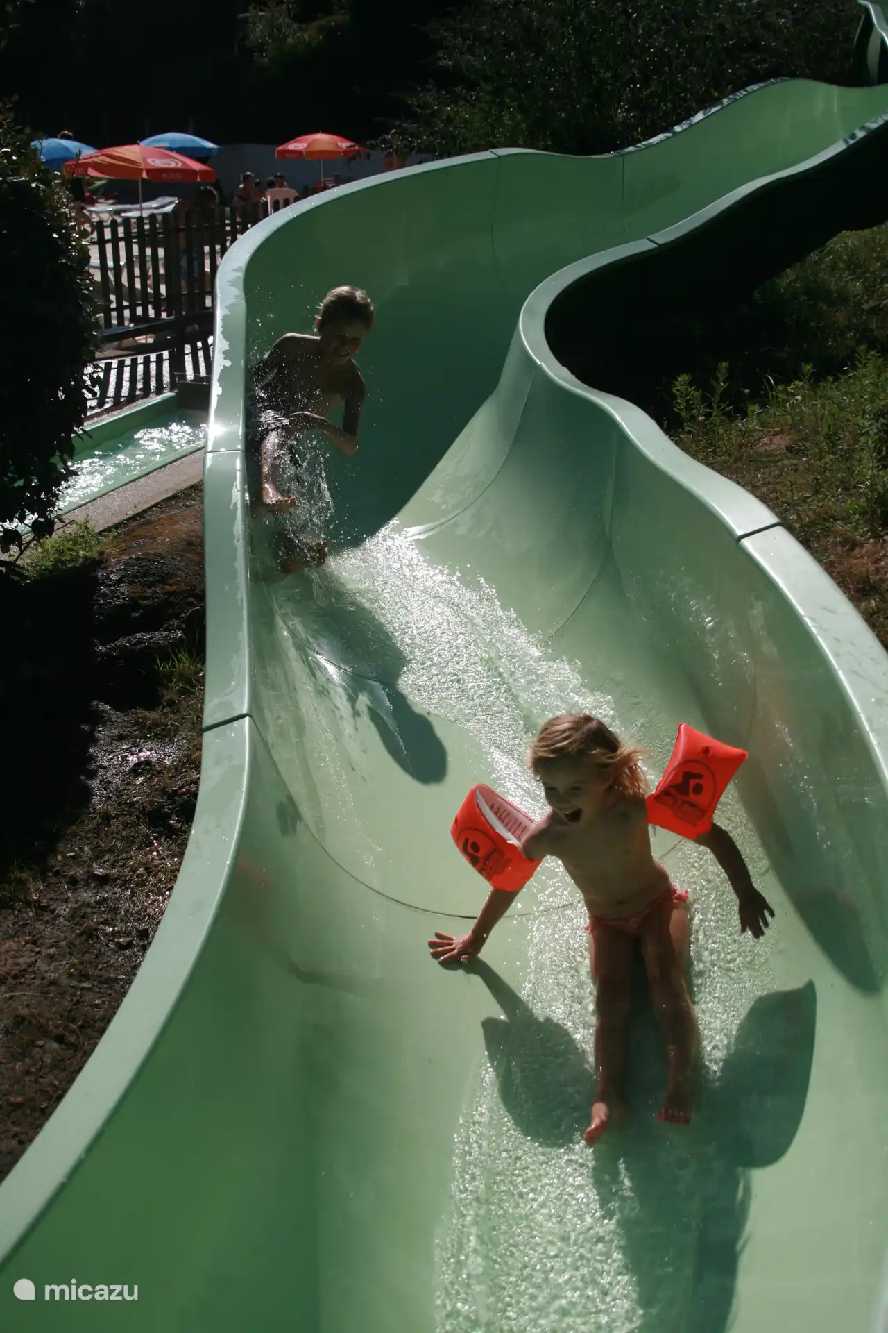 A&#250;n m&#225;s diversi&#243;n en el tobog&#225;n.