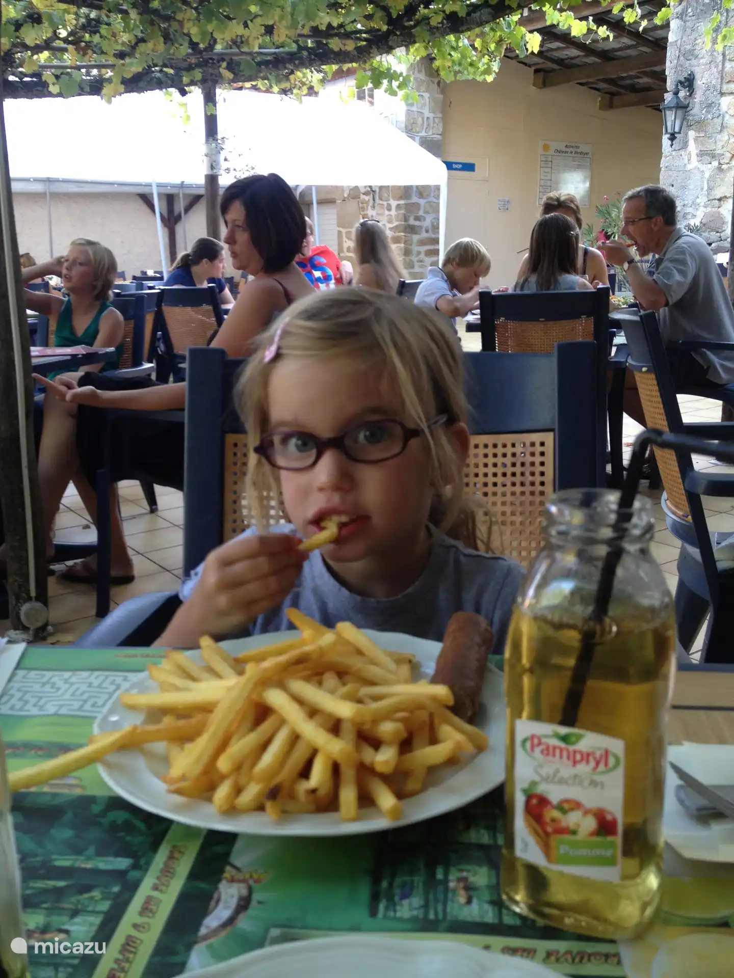 T&#243;mate un buen aperitivo en la terraza del camping.