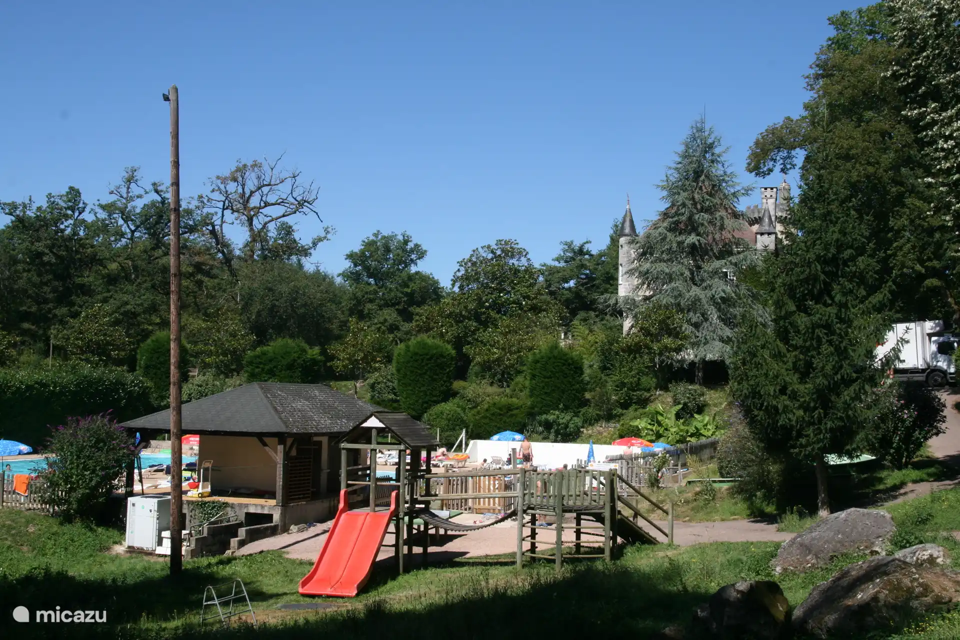 La piscina de la esquina cuando entras desde el chalet. 