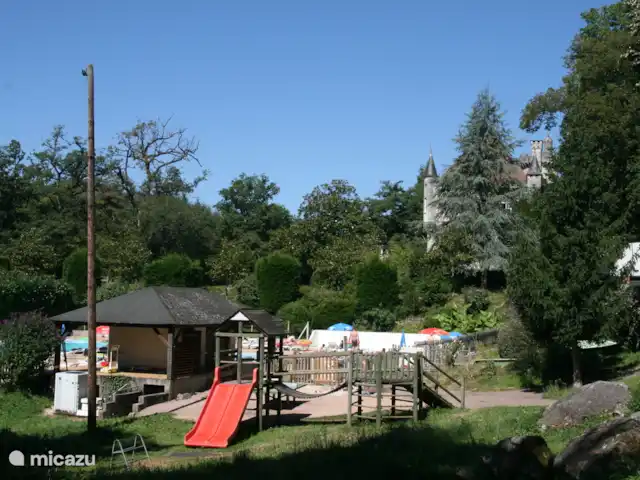 chalet huren in Frankrijk, Dordogne, Champs-Romain – Mooi Chalet B7 Verdoyer in Dordogne Het zwembad vanaf de hoek als je vanaf het chalet aan komt lopen.