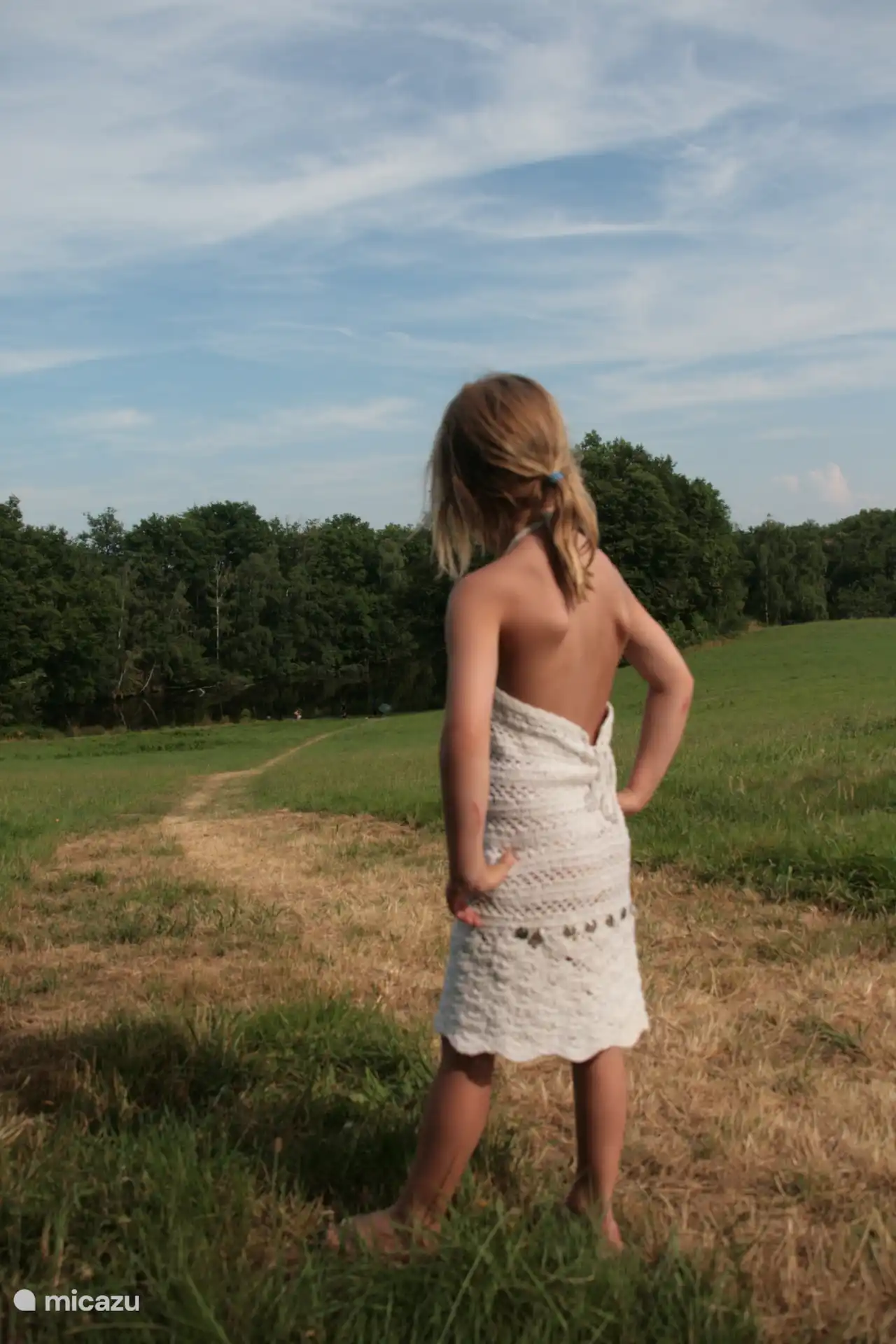 Mira hacia el camino hacia los estanques frente al chalet.